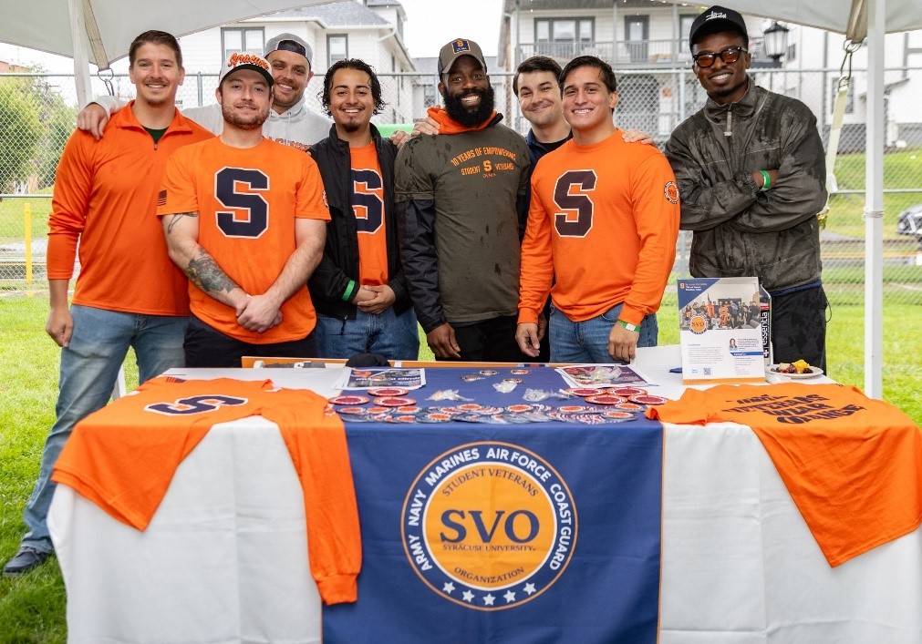 students part of the student veteran organization (SVO) posing together